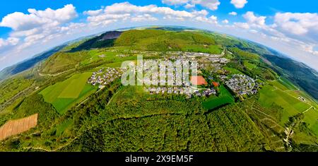 Luftbild, Wohngebiet Ortsansicht Ortsteil Hoppecke, umgeben von Wald und Wiesen, Sportplatz und Tennisplätze TC Hoppecke, Erdkugel, Fisheye Aufnahme, Fischaugen Aufnahme, 360 Grad Aufnahme, petit monde, petite planète, Fisheye Bild, Hoppecke, Brilon, Sauerland, Nordrhein-Westfalen, Deutschland ACHTUNGxMINDESTHONORARx60xEURO *** vue aérienne, quartier résidentiel, vue de Hoppecke, entouré de forêt et prairies, terrain de sport et courts de tennis TC Hoppecke, globe terrestre, image fisheye, image 360 degrés, monde minuscule, petite planète, image fisheye, Hoppecke, Brilon, Sauerland, Rhénanie du Nord-Westphalie, germe Banque D'Images