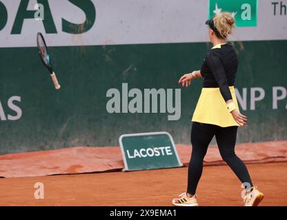 Paris, France. 31 mai 2024. Leolia Jeanjean réagit lors du match de premier tour de double féminin entre Wang Xiyu/Yuan Yue, de Chine, et Leolia Jeanjean/Jessika Ponchet, de France, au tournoi de tennis français à Paris, en France, le 31 mai 2024. Crédit : Gao Jing/Xinhua/Alamy Live News Banque D'Images