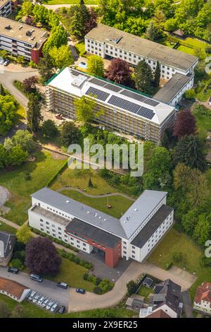 Luftbild, LWL-Klinik Marsberg, Baustelle mit Gebäudesanierung und Baugerüst und Solardach, Niedermarsberg, Marsberg, Sauerland, Rhénanie-du-Nord-Westphalie, Deutschland ACHTUNGxMINDESTHONORARx60xEURO *** vue aérienne, LWL Clinic Marsberg, chantier avec rénovation de bâtiments et échafaudages et toit solaire, Niedermarsberg, Marsberg, Sauerland, Rhénanie du Nord-Westphalie, Allemagne ATTENTIONxMINDESTHONORARx60xEURO Banque D'Images