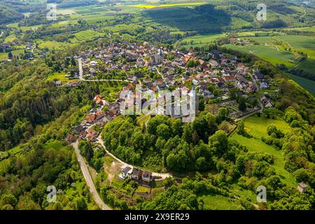 Luftbild, Wohngebiet Ortsansicht Obermarsberg auf einem bewaldeten Berg, hinten Römisch-katholische : Nikolaikirche, vorne Stiftskirche : Peter und Paul und Hein-Stiftung, Hügellandschaft mit Fernsicht, Obermarsberg, Marsberg, Sauerland, Nordrhein-Westfalen, Deutschland ACHTUNGxMINDESTHONORARx60xEURO *** vue aérienne, zone résidentielle, vue sur Obermarsberg sur une colline boisée, Catholique Romaine : église Nikolai à l'arrière, église collégiale Peter et Paul Hein à l'avant, paysage vallonné avec vue lointaine, Obermarsberg, Marsberg, Sauerland, Rhénanie-du Nord-Westphalie, Allemagne Banque D'Images