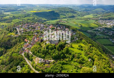 Luftbild, Wohngebiet Ortsansicht Obermarsberg auf einem bewaldeten Berg, hinten Römisch-katholische : Nikolaikirche, vorne Stiftskirche : Peter und Paul und Hein-Stiftung, Hügellandschaft mit Fernsicht, Obermarsberg, Marsberg, Sauerland, Nordrhein-Westfalen, Deutschland ACHTUNGxMINDESTHONORARx60xEURO *** vue aérienne, zone résidentielle, vue sur Obermarsberg sur une colline boisée, Catholique Romaine : église Nikolai à l'arrière, église collégiale Peter et Paul Hein à l'avant, paysage vallonné avec vue lointaine, Obermarsberg, Marsberg, Sauerland, Rhénanie-du Nord-Westphalie, Allemagne Banque D'Images