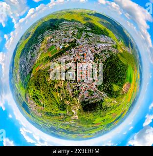 Luftbild, Wohngebiet Ortsansicht Marsberg Straße Weist, LWL-Klinik, Fußballstadion Diemelstadion und Nebenplatz, Dreifachturnhalle Marsberg, Hallenbad und Saunalandschaft Diemeltal, Erdkugel, Fisheye Aufnahme, Fischaugen Aufnahme, 360 Grad Aufnahme, minuscule monde, petite planète, fisheye Bild, Luftbild, fischaugenbilder, Sauerland, Nordrhein-Westfalen, Deutschland ACHTUNGxMINDESTHONORARx60xEURO *** vue aérienne, zone résidentielle, vue de la rue Marsberg Weist, clinique LWL, stade de football Diemelstadion et terrain latéral, triple gymnase Marsberg, piscine intérieure et sauna Diemeltal, globe, fi Banque D'Images