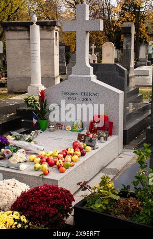 Paris, France ; cimetière de Montparnasse, montrant le tombeau du président Jacques Chirac Banque D'Images