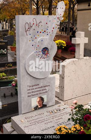 Paris, France ; cimetière Montparnasse, montrant la tombe de Roland Dyens, guitariste Banque D'Images