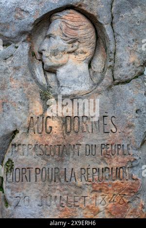 Paris, France ; cimetière Montparnasse, montrant le tombeau d'Auguste Dornes Banque D'Images