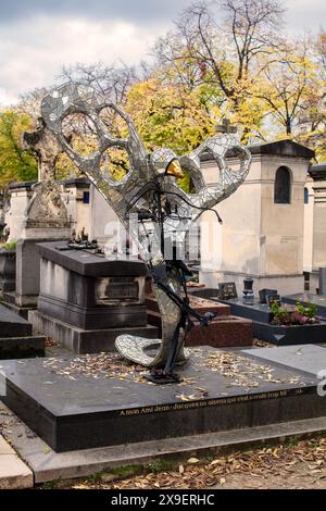 Paris, France ; cimetière Montparnasse, montrant un tombeau décoré avec soin Banque D'Images