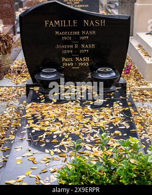 Paris, France ; cimetière de Montparnasse, avec tombeau de Paul Nash, peintre britannique et sa famille Banque D'Images