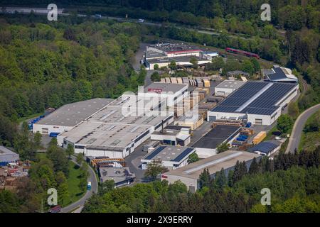 Luftbild, Gewerbegebiet Desmecke Industriestraße, Mayr-Melnhof Holz Olsberg GmbH Sägewerk, Solardach, hinten Intersnack Deutschland se Werk Olsberg Lebensmittelhersteller, Bahnlinie und S-Bahn, Antfeld, Olsberg, Sauerland, Nordrhein-Westfalen, Deutschland ACHTUNGxMINDESTHONORARx60xEURO *** vue aérienne, zone industrielle Desmecke Industriestraße, Mayr Melnhof Holz Olsberg GmbH scierie, toit solaire, derrière Intersnack Deutschland usine Olsberg fabricant alimentaire, ligne de chemin de fer et S-Bahn, Antfeld, Olsberg, Sauerland, Rhénanie du Nord-Westphalie, Allemagne ATTENTIONxMINDESTHONORARx60xEURO Banque D'Images