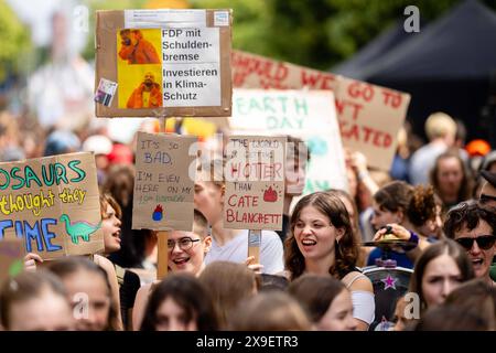 Berlin, Deutschland. 31. Mai 2024. Vendredis pour l'avenir Demozug als Aufruf für mehr Klimaschutzmaßnahmen vor der Europawahl. Berlin *** Berlin, Allemagne 31 mai 2024 les vendredis pour la prochaine manifestation marche pour appeler à plus d'action climatique avant les élections européennes Berlin Banque D'Images