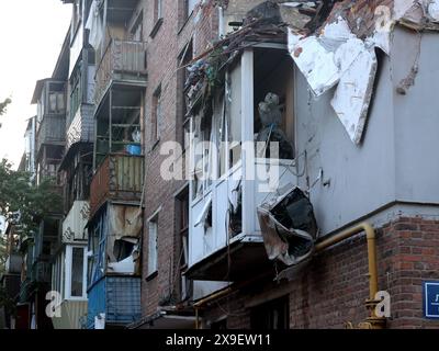 Non exclusif : KHARKIV, UKRAINE - 31 MAI 2024 - Un bloc d'appartements est endommagé par l'attaque de missiles russes de nuit dans le district de Novobavarskyi Banque D'Images