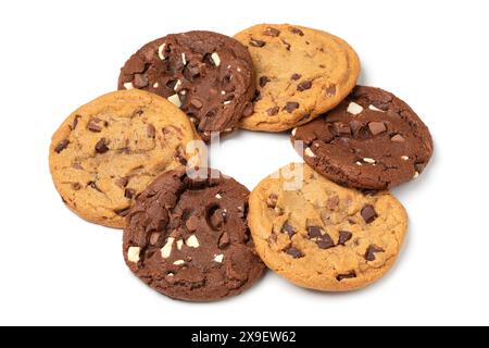 Biscuits aux pépites de chocolat américain doux faits maison foncés et jaunes isolés sur fond blanc de gros plan Banque D'Images