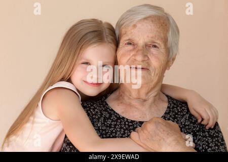 Famille heureuse, enfant et arrière-grand-mère embrassent, se détendre, sourire, amour et lien ensemble, heureux et contenu à la maison montrant l'amour et l'affection Banque D'Images