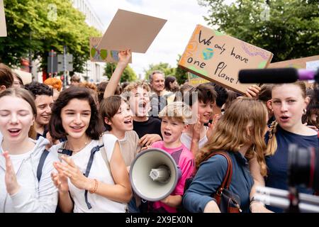 Berlin, Deutschland. 31. Mai 2024. Vendredis pour l'avenir Demozug als Aufruf für mehr Klimaschutzmaßnahmen vor der Europawahl. Berlin *** Berlin, Allemagne 31 mai 2024 les vendredis pour la prochaine manifestation marche pour appeler à plus d'action climatique avant les élections européennes Berlin Banque D'Images