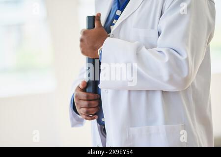 Gros plan d'un médecin détenant des dossiers médicaux dans un hôpital Banque D'Images