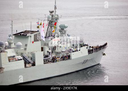 Le NCSM Charlottetown (FFH 339), une frégate de classe Halifax de la Marine royale canadienne photographiée dans le port de Halifax pendant la semaine de la flotte internationale de Halifax Banque D'Images