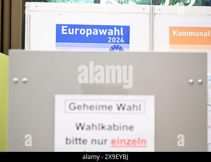 Schorndorf, Allemagne. 31 mai 2024. Un bureau de vote pour les élections européennes, les élections locales et les élections régionales est installé dans un bureau de vote pour le vote par correspondance dans la mairie. Crédit : Bernd Weißbrod/dpa/Alamy Live News Banque D'Images