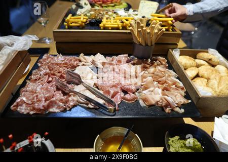 Faible profondeur de champ (foyer sélectif) détails avec diverses viandes (charcuterie) lors d'un buffet. Banque D'Images