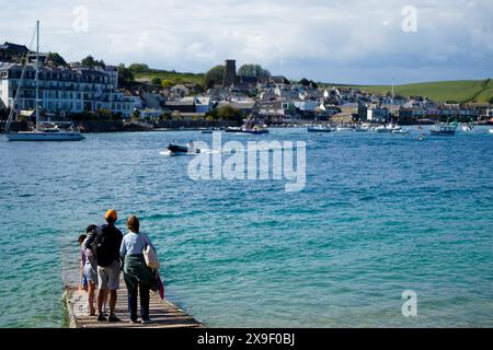 Une famille attend la traversée en petit bateau à Salcombe Banque D'Images