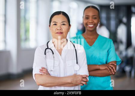 Équipe médicale confiante avec diverses femmes médecins dans un cadre hospitalier Banque D'Images