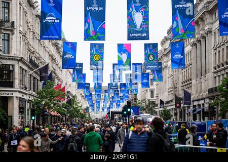 Londres, Royaume-Uni. 31 mai 2024. Les gens marchent au Festival des Champions de Regent Street. La finale de la Ligue des Champions entre Dortmund et le Real Madrid aura lieu au stade de Wembley le samedi 1er juin. Crédit : Tom Weller/dpa/Alamy Live News Banque D'Images