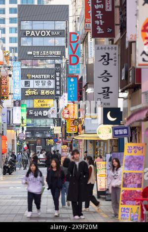 Magasins sur Seomyeon Young Street, Seomyeon, Busan, Corée du Sud Banque D'Images