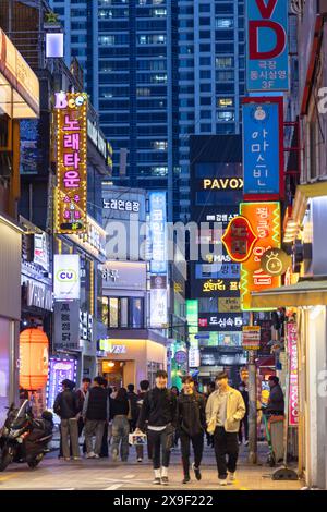 Magasins sur Seomyeon Young Street au crépuscule, Seomyeon, Busan, Corée du Sud Banque D'Images