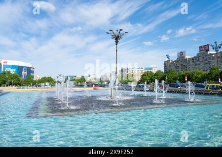 Bucarest, Roumanie. 24 mai 2024. Les fontaines de la place Unirii dans le centre-ville Banque D'Images