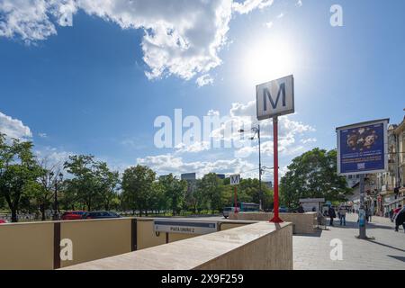 Bucarest, Roumanie. 24 mai 2024. Vue sur l'entrée de la station de métro Unirii Square dans le centre-ville Banque D'Images