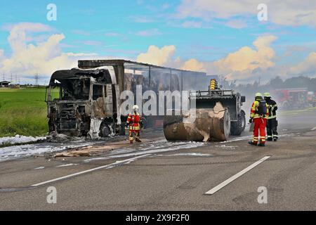 ***BILDER- & INFOUPDATE PRESSEMITTEILUNG*** LKW mit Papierrollen brennt auf der A81 in voller Ausdehnung - Mehrstündige Vollsperrung führt zu Verkehrschaos 22.05.2024, Pressemitteilungen des Polizeipräsidiums Ludwigsburg : Polizeipräsidium Ludwigsburg POL-LB : BAB 81/Pleidelsheim: Fahrstreifen der Autobahn nach Fahrzeugbrand wieder frei gegegeben Ludwigsburg ots Nachdem es am Mittwoch 22.05.2024 kurz vor 13,00 Uhr im Bereich der Anschlussstelle Pleidelsheim zu einem LKW-Brand gekommen ist siehe Erstmeldung : https://www.presseportal.de/blaulicht/pm/110974/5784839, konnte gegen 15,50 Uhr der linke F Banque D'Images