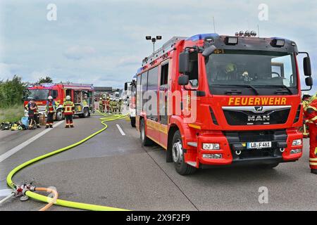 ***BILDER- & INFOUPDATE PRESSEMITTEILUNG*** LKW mit Papierrollen brennt auf der A81 in voller Ausdehnung - Mehrstündige Vollsperrung führt zu Verkehrschaos 22.05.2024, Pressemitteilungen des Polizeipräsidiums Ludwigsburg : Polizeipräsidium Ludwigsburg POL-LB : BAB 81/Pleidelsheim: Fahrstreifen der Autobahn nach Fahrzeugbrand wieder frei gegegeben Ludwigsburg ots Nachdem es am Mittwoch 22.05.2024 kurz vor 13,00 Uhr im Bereich der Anschlussstelle Pleidelsheim zu einem LKW-Brand gekommen ist siehe Erstmeldung : https://www.presseportal.de/blaulicht/pm/110974/5784839, konnte gegen 15,50 Uhr der linke F Banque D'Images