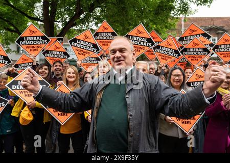 BERKHAMSTED - MAI 31 : Ed Davey, chef des libéraux démocrates, rencontre les partisans du parti à Berkhamsted, Hertfordshire, le 31 mai 2024. Harpenden & Berkhamsted est un nouveau siège marginal, que les libéraux démocrates espèrent prendre aux conservateurs lors des élections générales de juillet 2024. Photo de crédit : David Levenson / Alamy Live News Banque D'Images