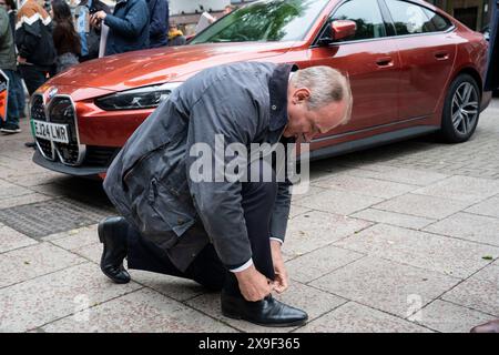 BERKHAMSTED - MAI 31 : Ed Davey, chef des libéraux démocrates, attache son lacet après avoir rencontré des partisans du parti à Berkhamsted, Hertfordshire, le 31 mai 2024. Harpenden & Berkhamsted est un nouveau siège marginal, que les libéraux démocrates espèrent prendre aux conservateurs lors des élections générales de juillet 2024. Photo de crédit : David Levenson / Alamy Live News Banque D'Images