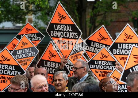 BERKHAMSTED - MAI 31 : Ed Davey, chef des libéraux démocrates, rencontre les partisans du parti à Berkhamsted, Hertfordshire, le 31 mai 2024. Harpenden & Berkhamsted est un nouveau siège marginal, que les libéraux démocrates espèrent prendre aux conservateurs lors des élections générales de juillet 2024. Photo de crédit : David Levenson / Alamy Live News Banque D'Images