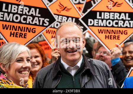 BERKHAMSTED - MAI 31 : Ed Davey, chef des libéraux démocrates, rencontre les partisans du parti à Berkhamsted, Hertfordshire, le 31 mai 2024. À gauche, on retrouve Daisy Cooper, députée libérale de dispositifs Albans, et à droite Victoria Collins, candidate libérale de Harpenden & Berkhamsted. Harpenden & Berkhamsted est un nouveau siège marginal, que les libéraux démocrates espèrent prendre aux conservateurs lors des élections générales de juillet 2024. Photo de crédit : David Levenson / Alamy Live News Banque D'Images