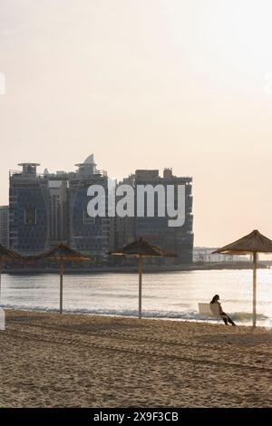 Femme assise sur la plage de Gwangalli, Busan, Corée du Sud Banque D'Images