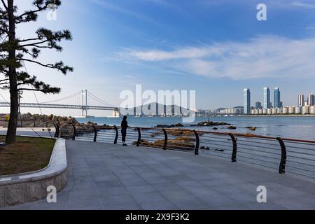 Plage de Gwangalli et pont de Gwangan, Busan, Corée du Sud Banque D'Images