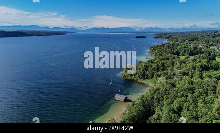 Possenhofen, Bayern, Deutschland 30. Mai 2024 : Ein Frühsommertag BEI Possenhofen Landkreis Starnberg. Hier der Blick Drohne auf den Starnberger See, Bildmitte rechts die Roseninsel, im Hintergrund die Alpenkette, Blick in Richtung Süden *** Possenhofen, Bavière, Allemagne 30 mai 2024 une journée d'été tôt près du quartier de Possenhofen Starnberg Voici le drone de vue sur le lac Starnberg, au centre droit de l'île Rose, en arrière-plan les Alpes, vue vers le sud Banque D'Images