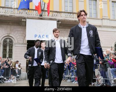 Bergame, Italie. 31 mai 2024. Les joueurs d'Atalanta après la cérémonie de remise des prix dans la municipalité de Bergame saluent les nombreux fans qui les accueillent devant le Palazzo Frizzoni crédit : Independent photo Agency/Alamy Live News Banque D'Images