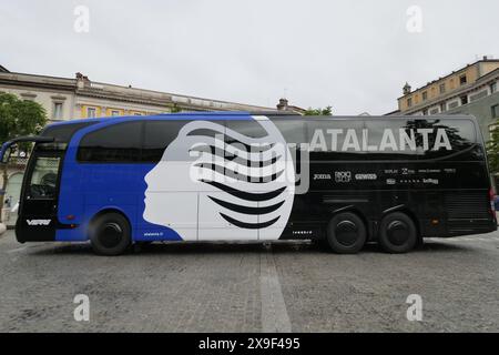 Bergame, Italie. 31 mai 2024. Le bus Atalanta devant la municipalité de Bergame attend les joueurs après la cérémonie de remise des prix. Crédit : Agence photo indépendante/Alamy Live News Banque D'Images