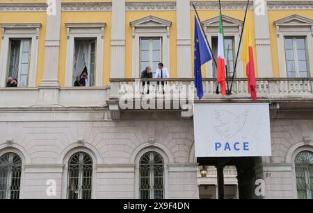 Bergame, Italie. 31 mai 2024. De nombreux fans attendent Atalanta devant le Palazzo Frizzoni après la cérémonie de remise des prix dans la municipalité de Bergame crédit : Independent photo Agency/Alamy Live News Banque D'Images