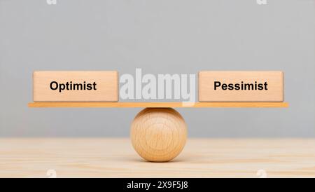 Optimismus und Pessimismus Optimismus und Pessimismus im Gleichgewicht auf der Kippe *** optimisme et pessimisme optimisme et pessimisme au bord de Banque D'Images