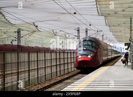 Le train à grande vitesse pénètre dans la gare Reggio Emilia AV Mediopadana, transport ferroviaire avancé en Italie. Banque D'Images