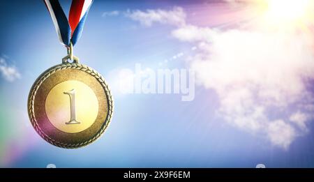 Médaille en métal doré avec numéro un gravé et ruban avec des couleurs bleu blanc et rouge avec fond bleu ciel et lumière solaire Banque D'Images