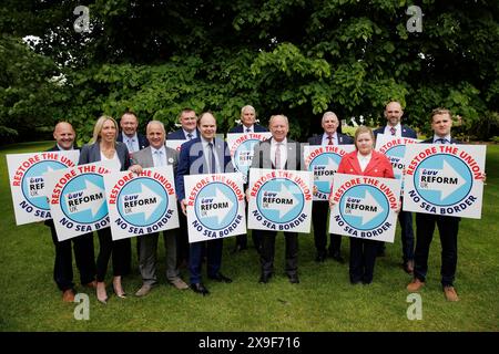 Jim Allister (cinquième à partir de la droite) leader de la voix unioniste traditionnelle (TUV) avec les candidats du parti pour les élections de Westminster lors de leur lancement à l'hôtel Dunadry à Antrim. Date de la photo : vendredi 31 mai 2024. Banque D'Images