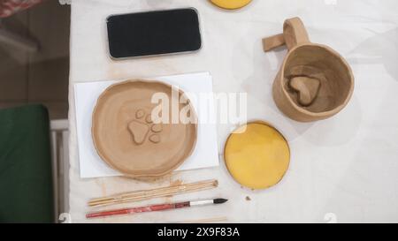 Vue de dessus d'une table dans un atelier de poterie, il y a des produits en argile Banque D'Images