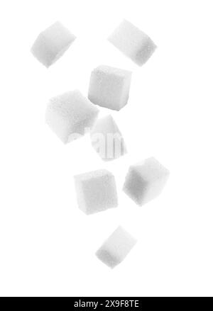 Cubes de sucre raffiné dans l'air sur fond blanc Banque D'Images