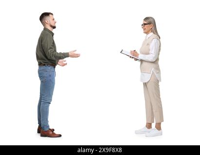 Jeune homme et femme senior parlant sur fond blanc. Dialogue Banque D'Images