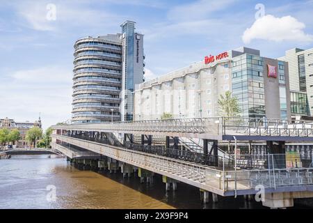 Parc à vélos Disued Stationsplein photographié sous un hôtel à côté du front de mer principal à Amsterdam, aux pays-Bas vu le 27 mai 2024. Banque D'Images