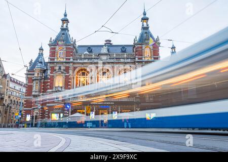 A passe devant l'Internationaal Theater Amsterdam, aux pays-Bas, le 27 mai 2024 alors que le jour se transforme en nuit. Banque D'Images