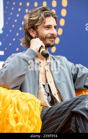 Le chanteur italien Alessandro de Santis, membre du groupe musical Santi Francesi, lors de sa participation au Festival de télévision Dogliani en mai 2024 Banque D'Images